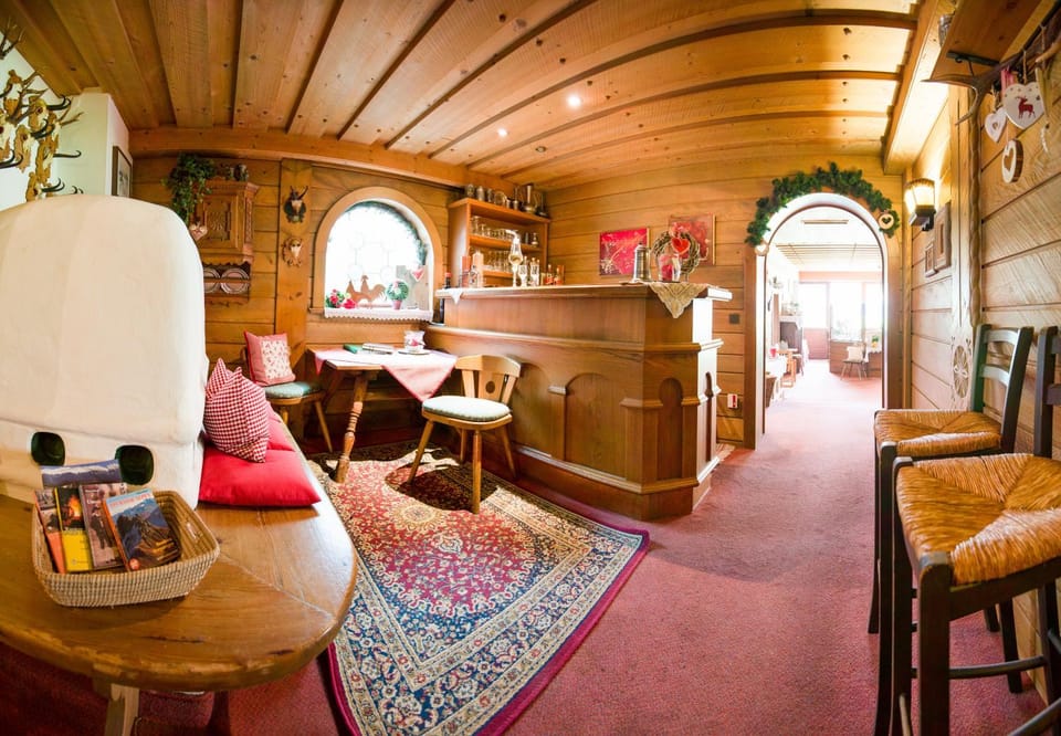 Restaurant/places to eat, Lounge or bar