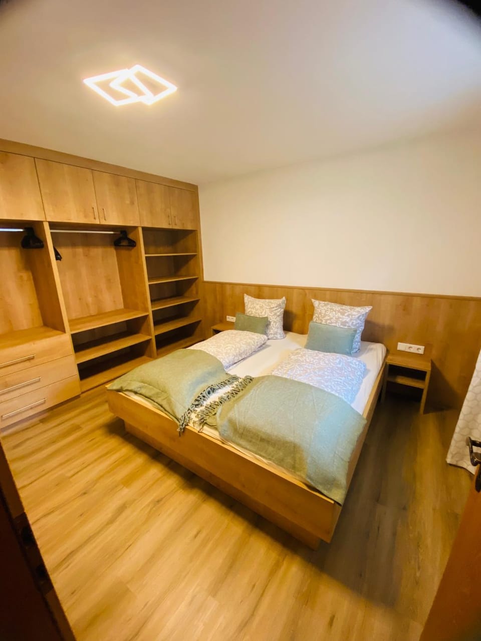 Photo of the whole room, Bedroom, wardrobe