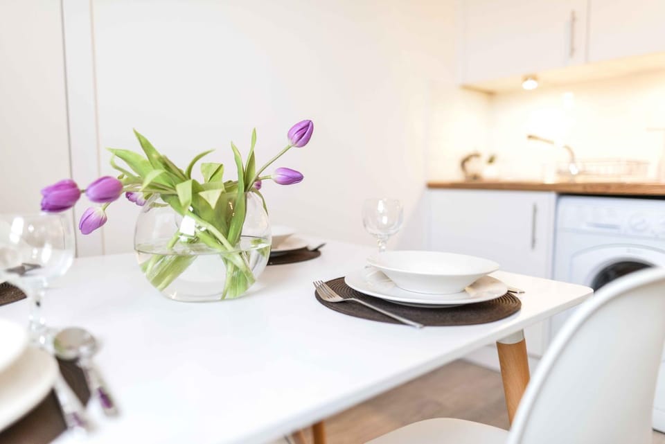 Coffee/tea facilities, Kitchen or kitchenette, Living room, Dining area