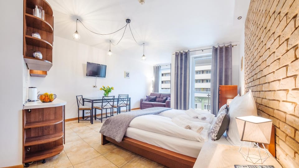 Bed, TV and multimedia, Kitchen or kitchenette, Photo of the whole room, Seating area