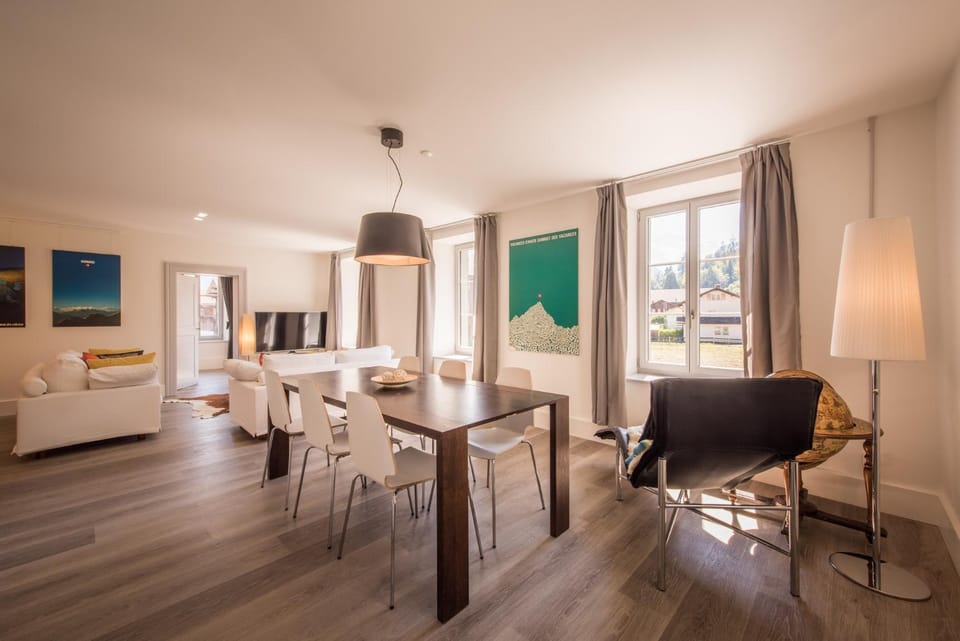 Living room, Seating area, Dining area