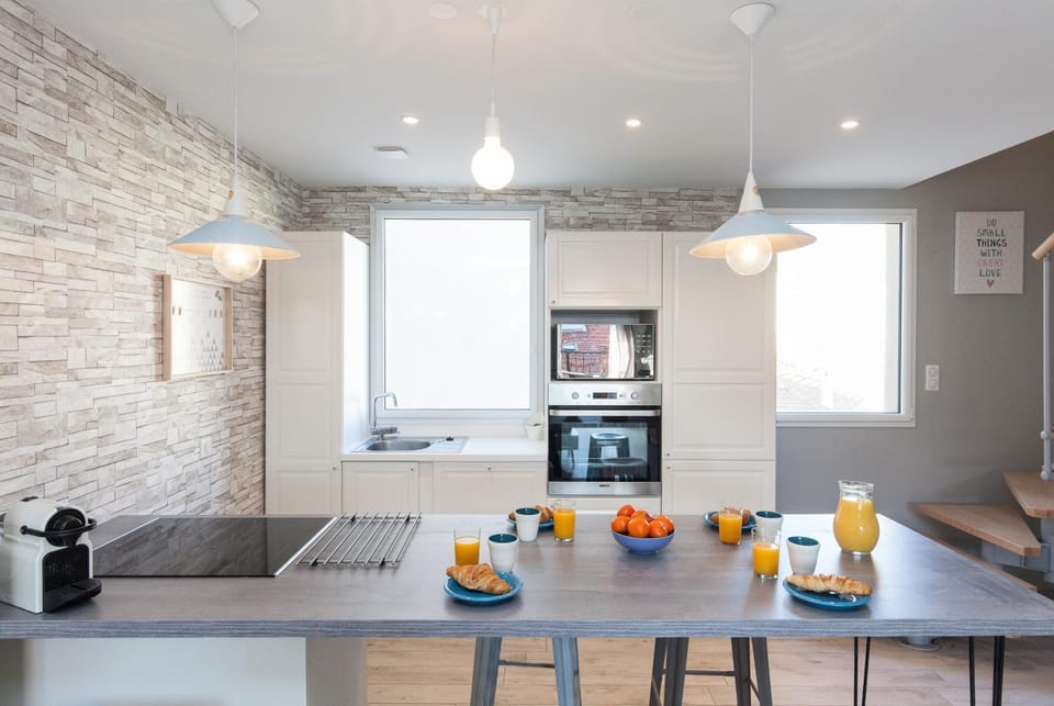 Kitchen or kitchenette, Dining area