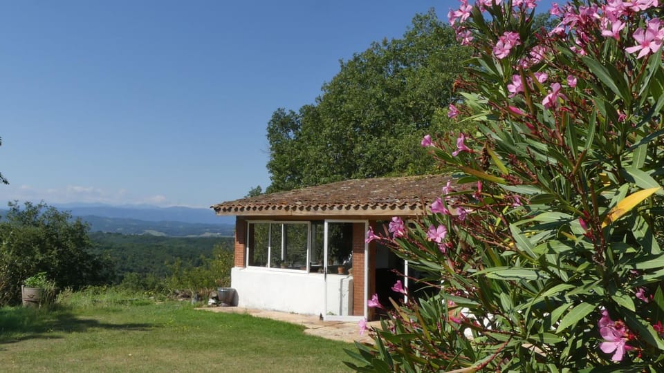 Property building, Patio, Facade/entrance, Garden, Balcony/Terrace, Mountain view