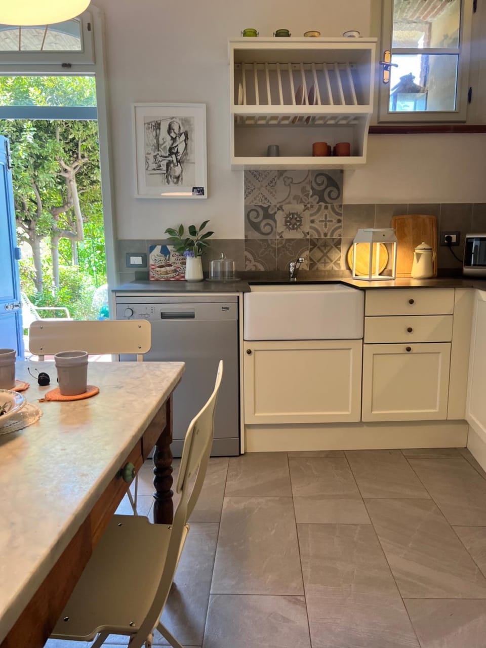 Kitchen or kitchenette, dishwasher