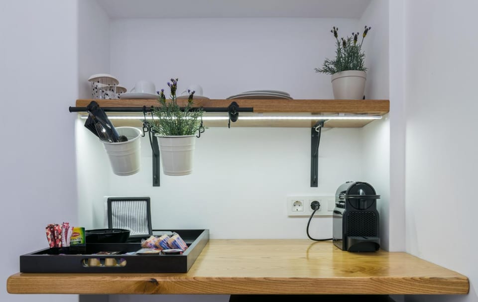 Coffee/tea facilities, Kitchen or kitchenette, Living room, Food and drinks, Dining area, Breakfast