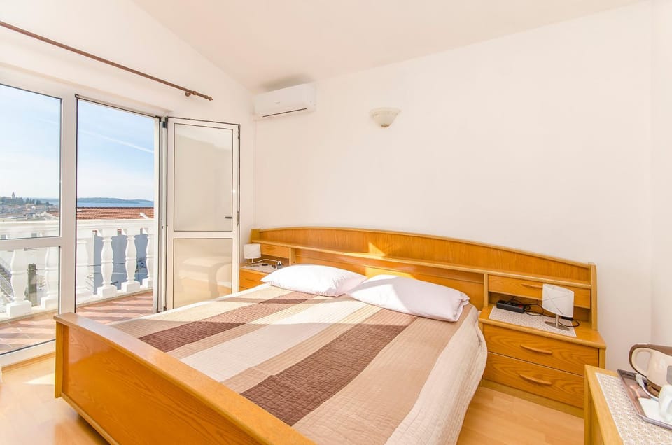 Bed, View (from property/room), Photo of the whole room, Bedroom, air conditioner