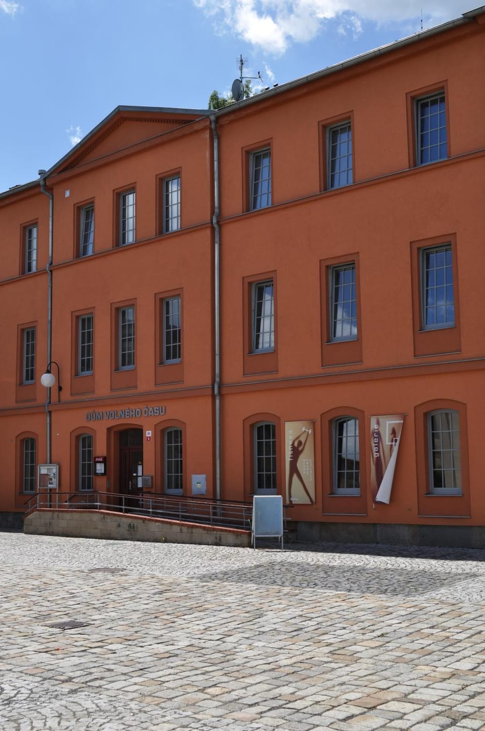 Facade/entrance