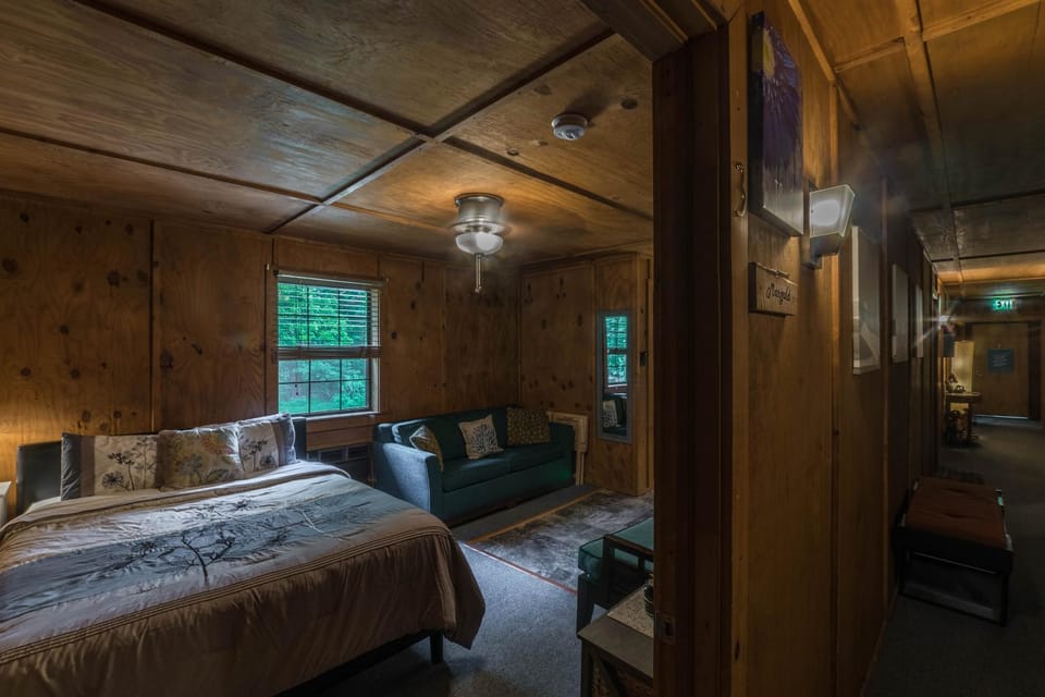 Bed, Seating area