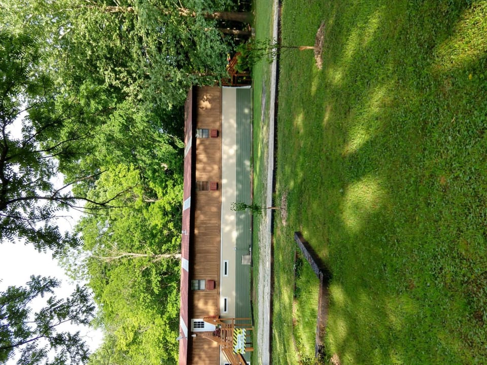 Property building, Facade/entrance, Spring, Day, Balcony/Terrace, On site