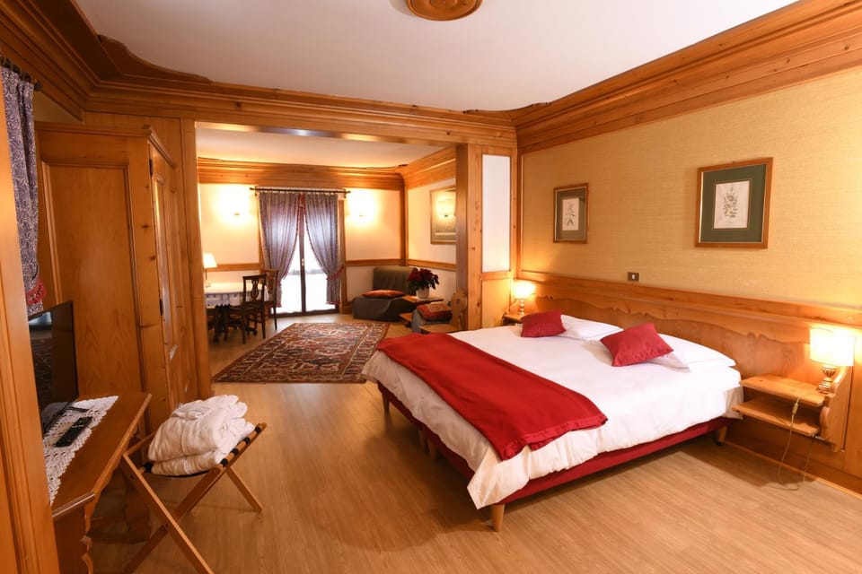 Bed, TV and multimedia, Photo of the whole room, Bedroom
