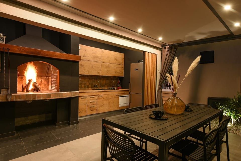 Kitchen or kitchenette, Dining area