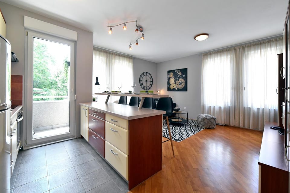 Kitchen or kitchenette, Living room, Seating area, Dining area