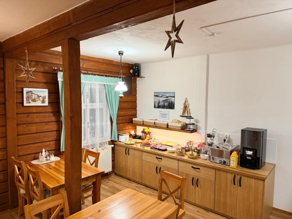 Restaurant/places to eat, Communal lounge/ TV room, View (from property/room), Breakfast, Buffet breakfast, Drinks, toaster