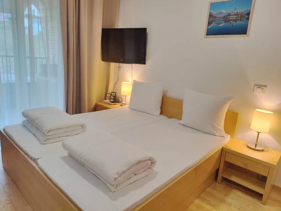 Bed, TV and multimedia, Bedroom