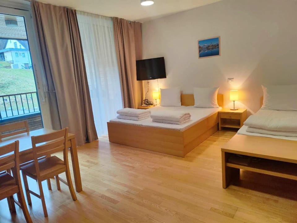 Bed, TV and multimedia, Photo of the whole room, Bedroom