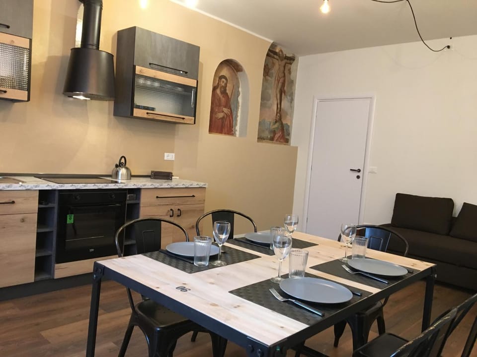 Kitchen or kitchenette, Dining area
