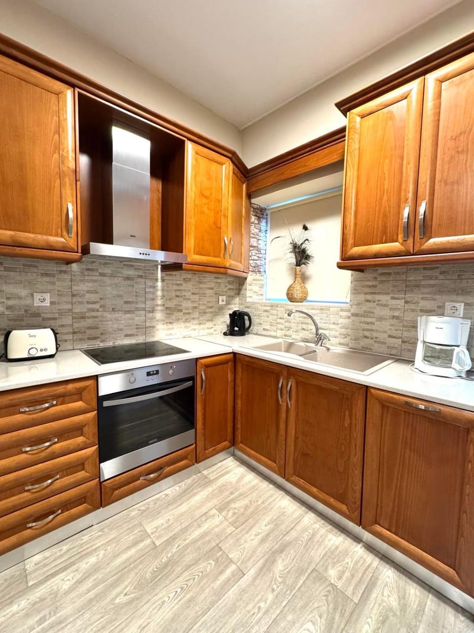 Kitchen or kitchenette, dishwasher, oven, toaster