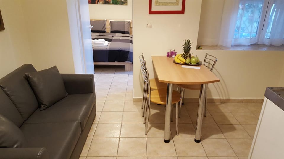 Coffee/tea facilities, Kitchen or kitchenette, Living room, Dining area, Bedroom