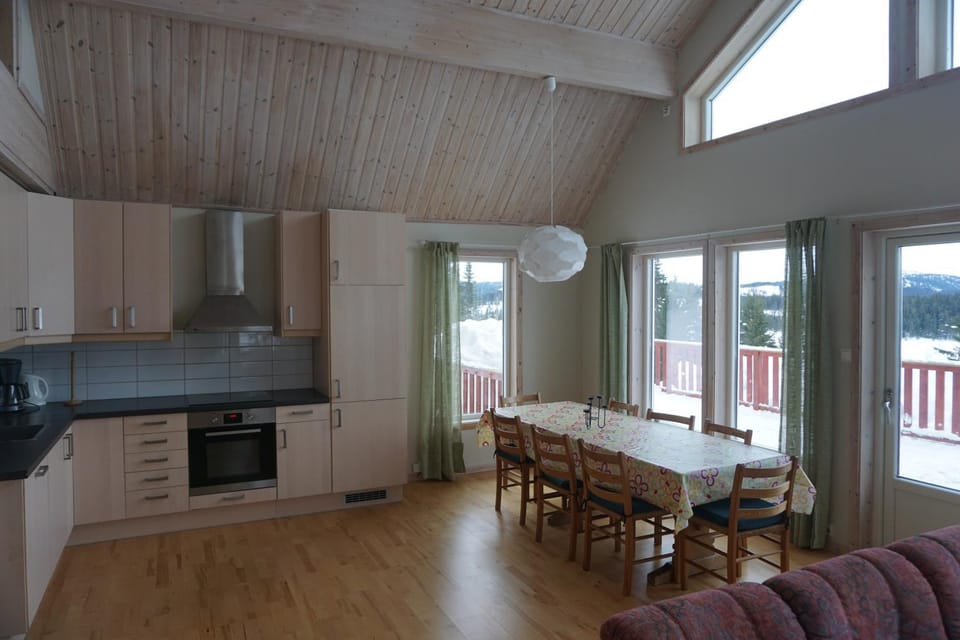 Coffee/tea facilities, Kitchen or kitchenette, Living room, Dining area