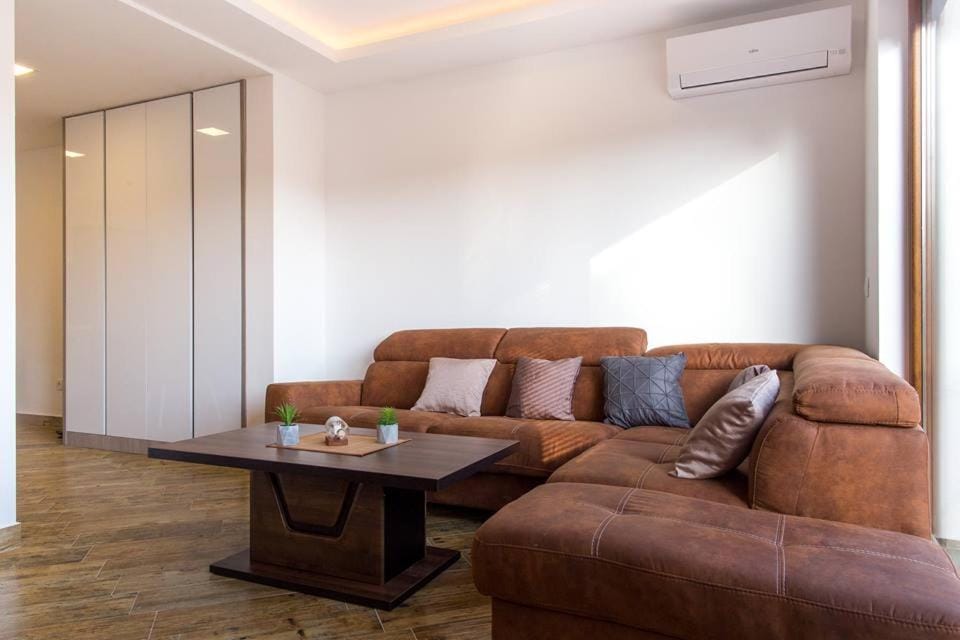 Living room, Seating area, air conditioner
