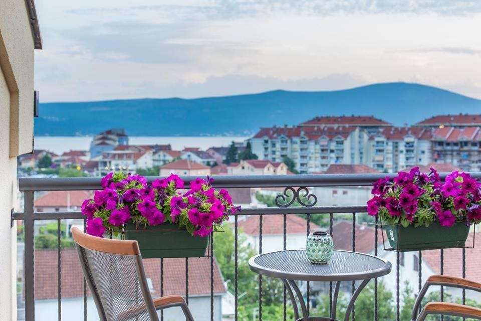 Day, View (from property/room), Balcony/Terrace, City view, Mountain view