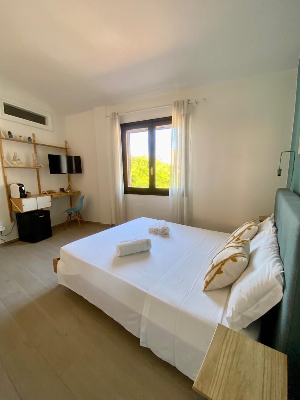Bed, TV and multimedia, Photo of the whole room, Bedroom, towels