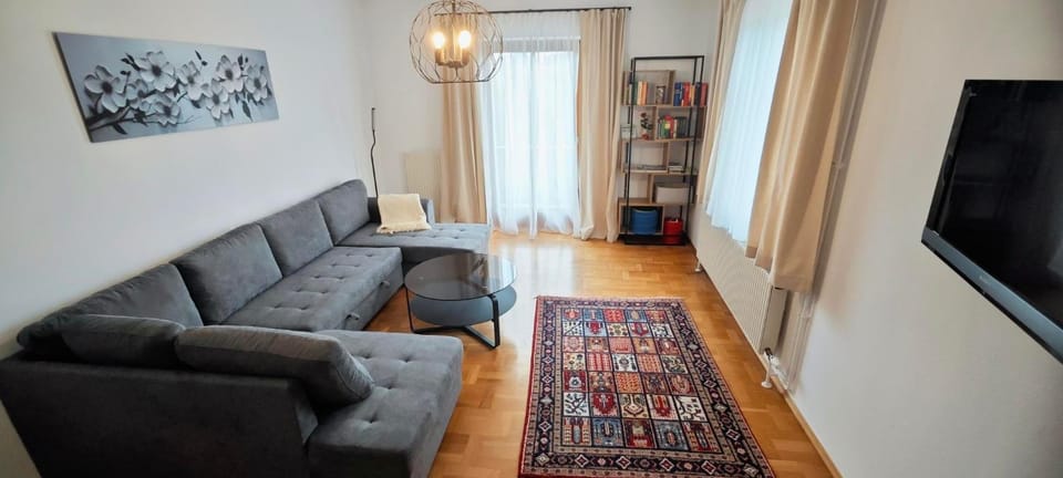 Communal lounge/ TV room, TV and multimedia, Living room, Seating area, Evening entertainment