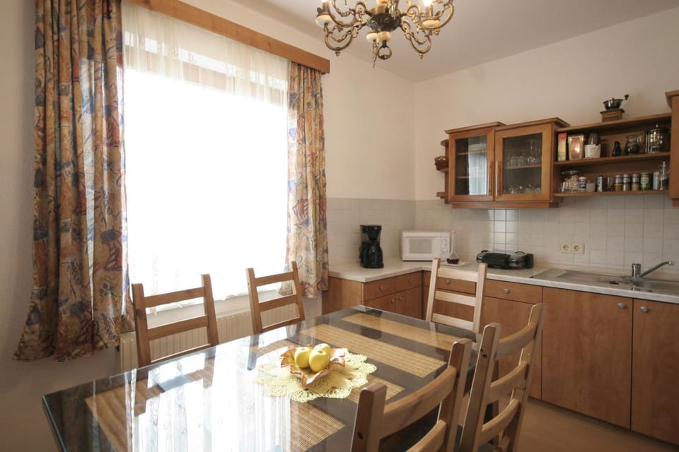 Communal lounge/ TV room, Photo of the whole room, Seating area, Dining area, Meals
