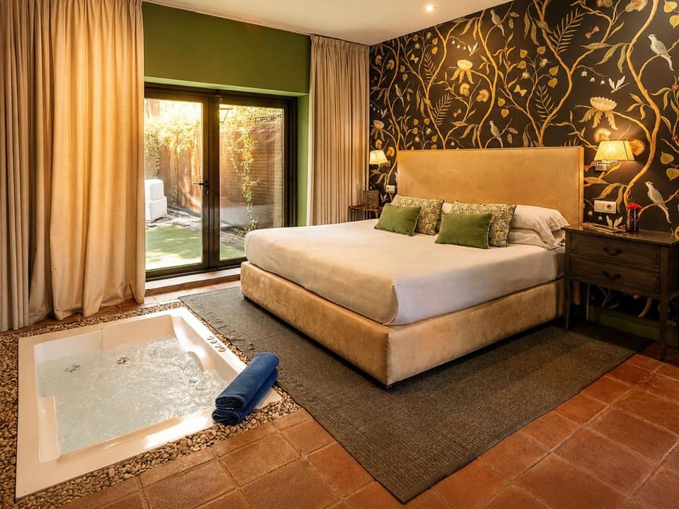 Bed, Hot Tub, Bedroom, Garden view, Pool view, Swimming pool, towels
