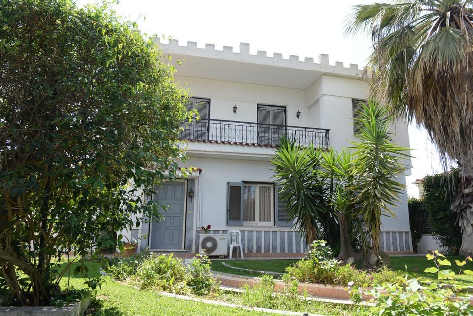Property building, Facade/entrance, Garden