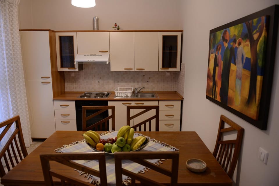 Coffee/tea facilities, Kitchen or kitchenette, Dining area