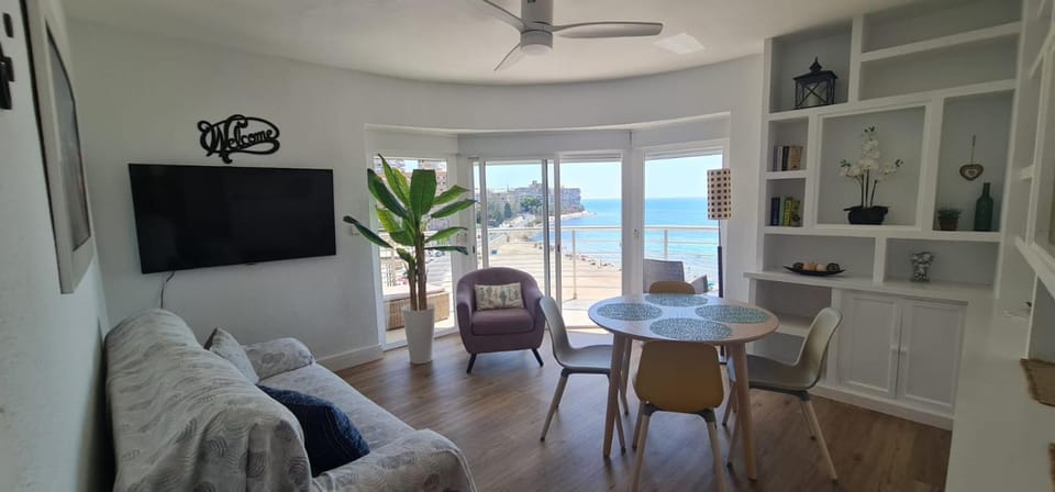 Communal lounge/ TV room, Sea view