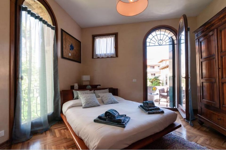 Bed, Bedroom, City view, Sea view