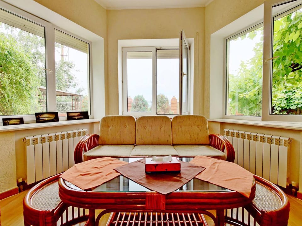 Будинок з басейном біля моря для сімейного відпочинку Country House in Odessa