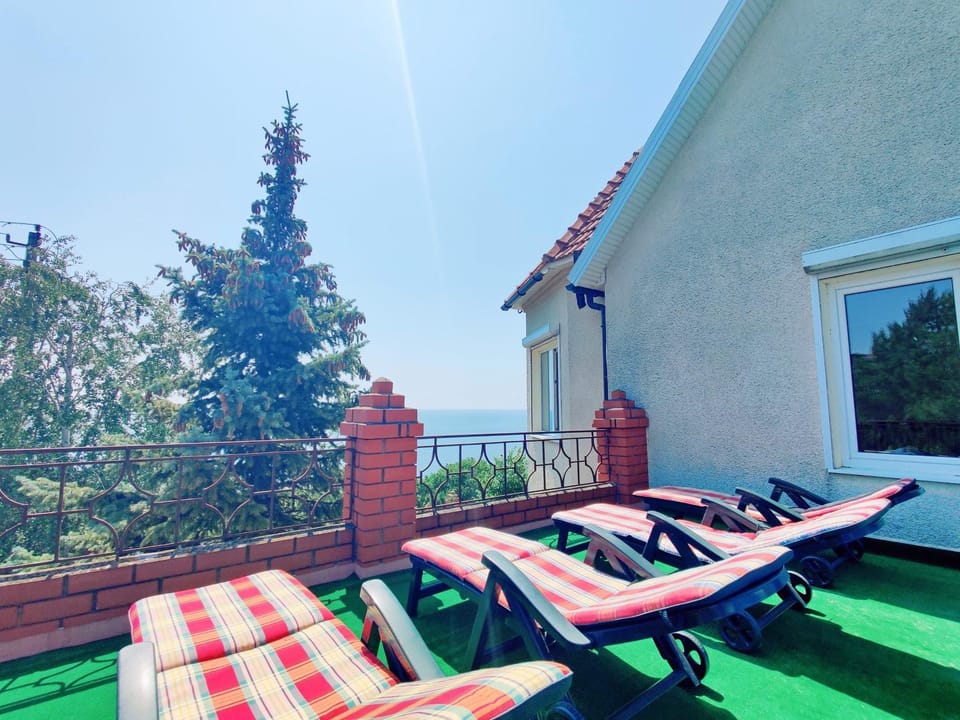 Будинок з басейном біля моря для сімейного відпочинку Country House in Odessa