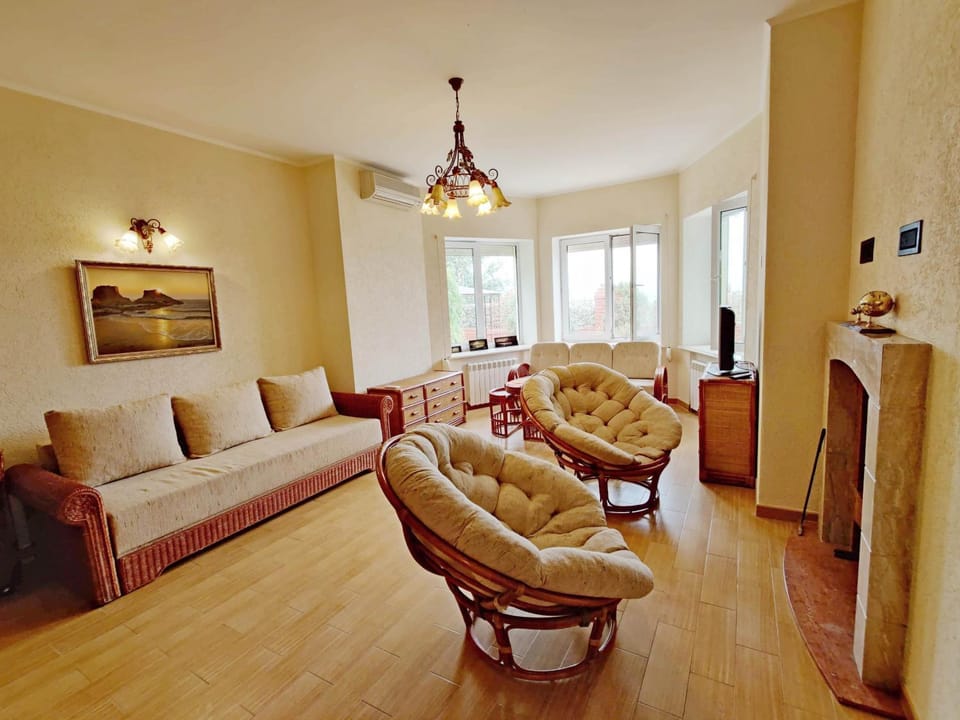 Будинок з басейном біля моря для сімейного відпочинку Country House in Odessa
