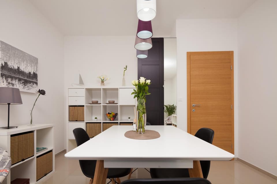 TV and multimedia, Seating area, Dining area