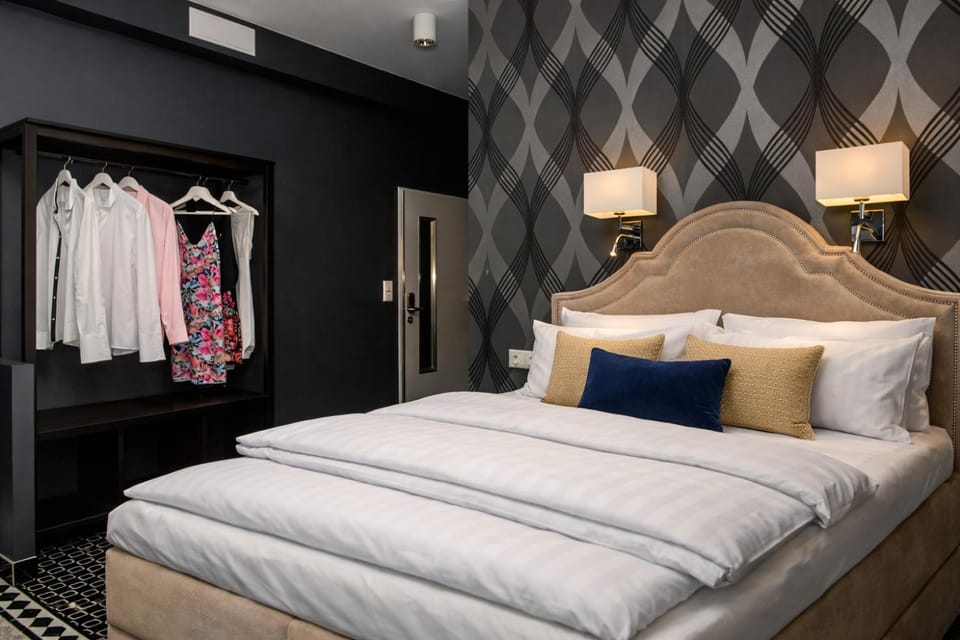 Bed, Photo of the whole room, wardrobe