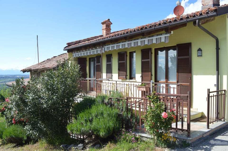 Tra... Monti E Vigne Bed and Breakfast in Liguria