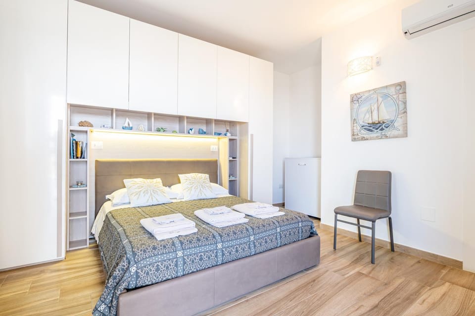 Bed, Photo of the whole room, Bedroom, towels, wardrobe, air conditioner