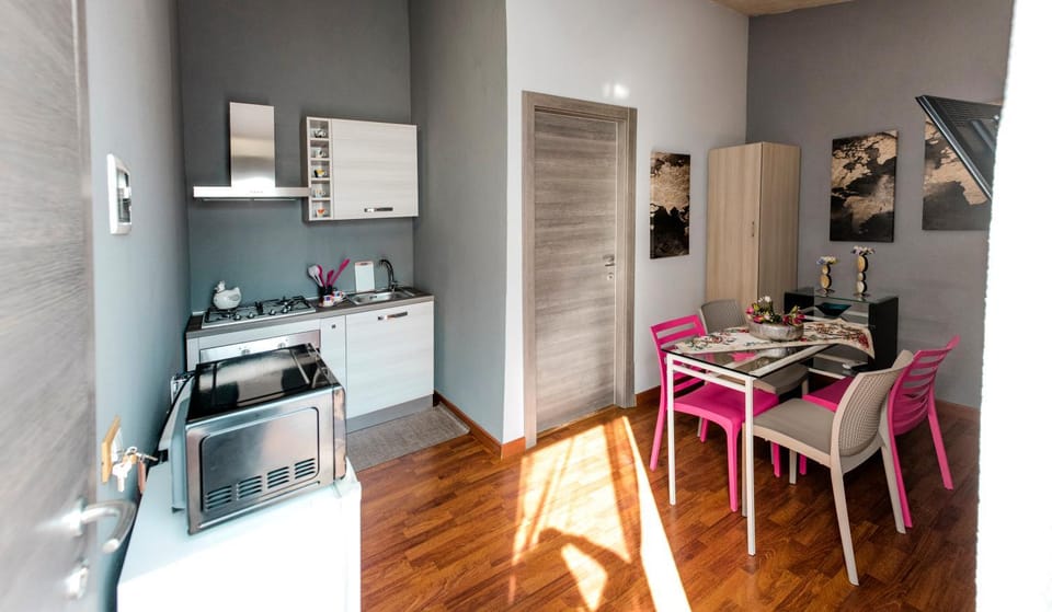 Kitchen or kitchenette, Dining area, minibar, stove