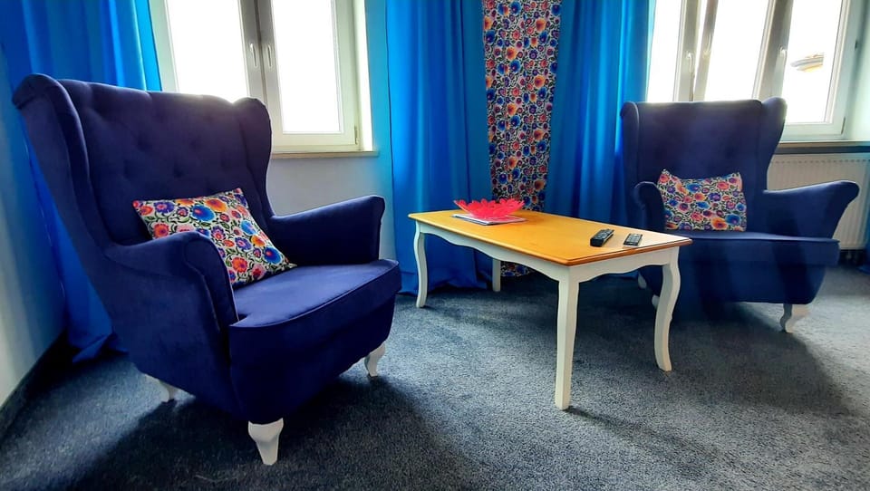 Photo of the whole room, Seating area