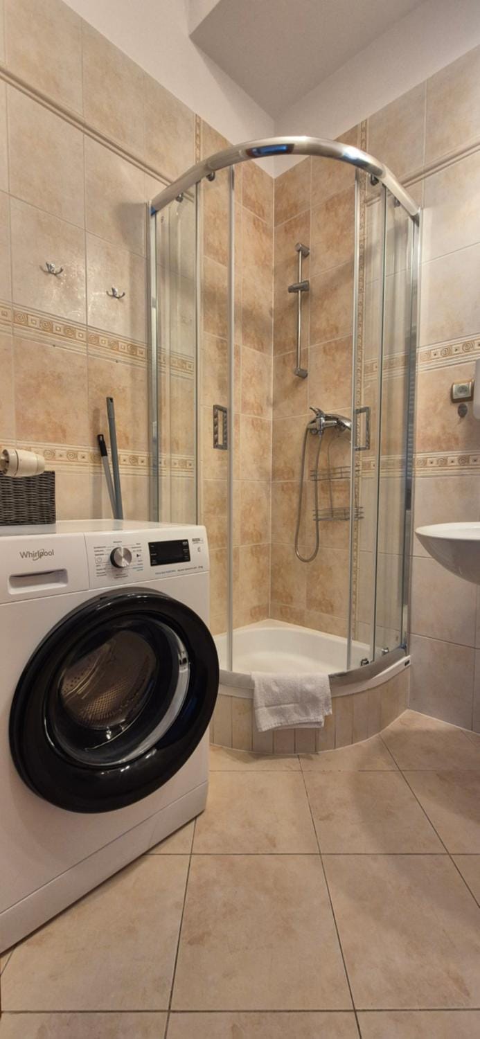 Shower, Toilet, Bathroom, towels
