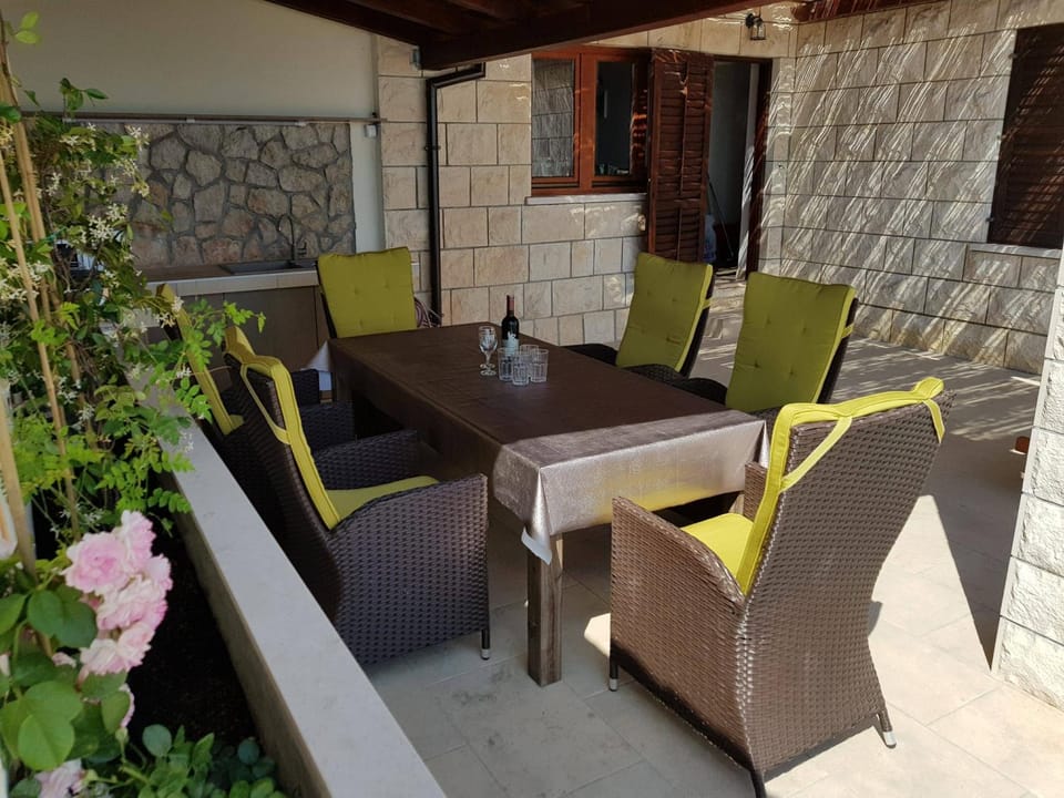 Patio, Day, Seating area, Dining area, kitchen