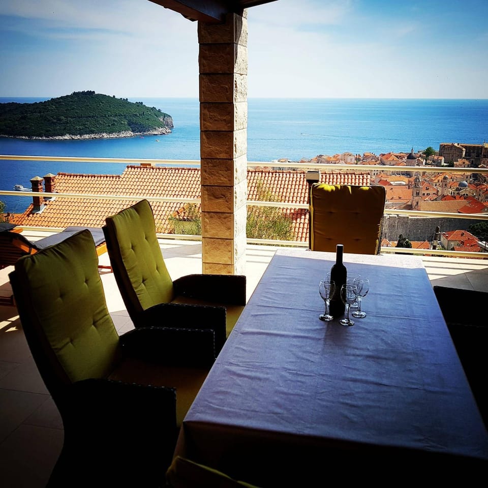 Day, Natural landscape, Balcony/Terrace, Seating area, Dining area, Sea view