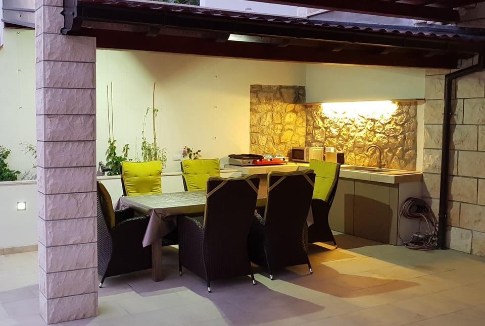 Kitchen or kitchenette, Seating area, Dining area