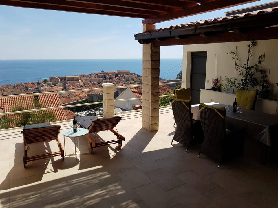 Day, Natural landscape, View (from property/room), Balcony/Terrace, Seating area, Dining area, City view, Sea view