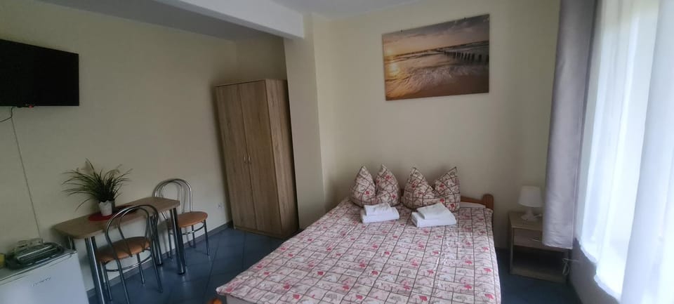 Bed, Day, TV and multimedia, Coffee/tea facilities, Other, Photo of the whole room, Decorative detail, Bedroom, furniture, heating, towels, wardrobe
