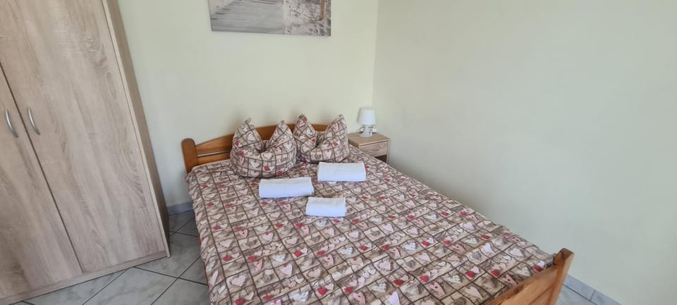Bed, Day, Other, Photo of the whole room, Decorative detail, Bedroom, Area and facilities, furniture, towels, wardrobe