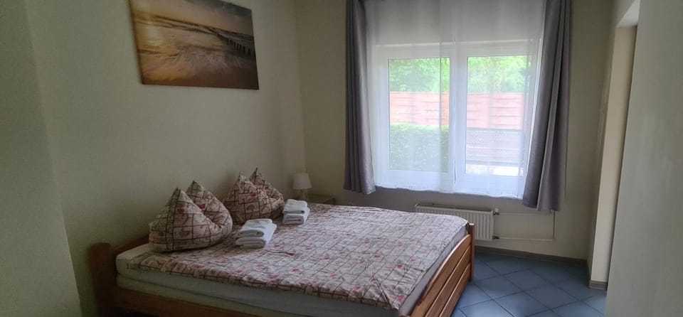Bed, Day, View (from property/room), Other, Photo of the whole room, Decorative detail, Bedroom, Street view, Area and facilities, Time of day, Inner courtyard view, furniture, heating, towels